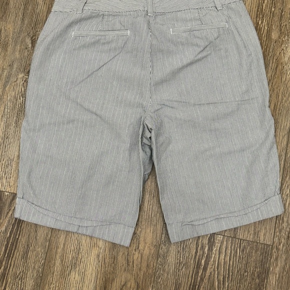 Women’s Ann Taylor size 10 Pin Striped Dress Shorts - Picture 9 of 10